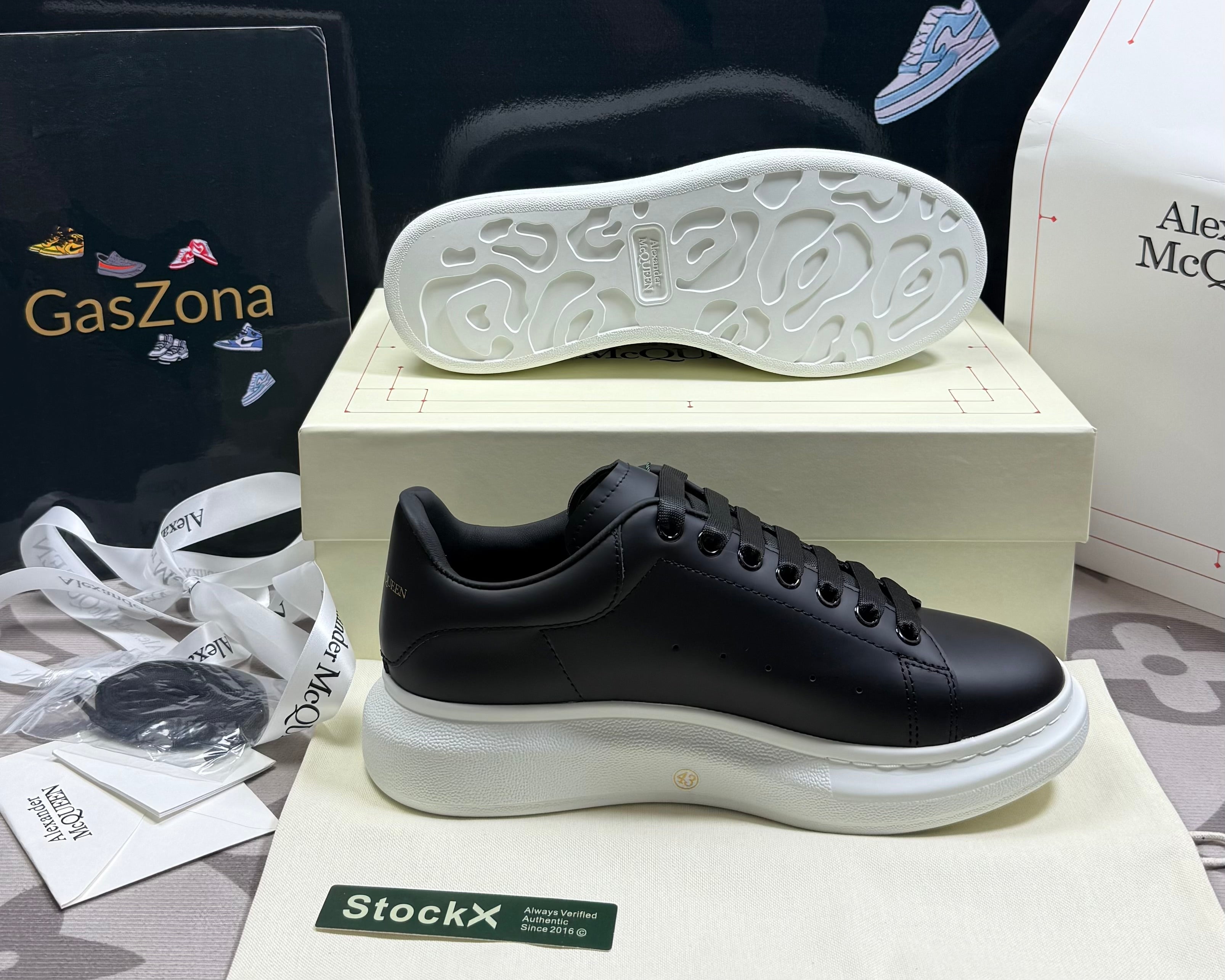 Oversized Black White Sole