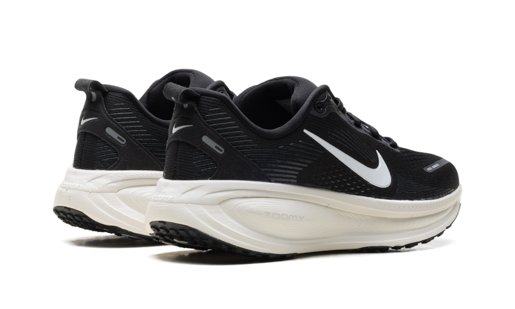 Vomero 18 WMNS"Black Summit White" HM6804 005