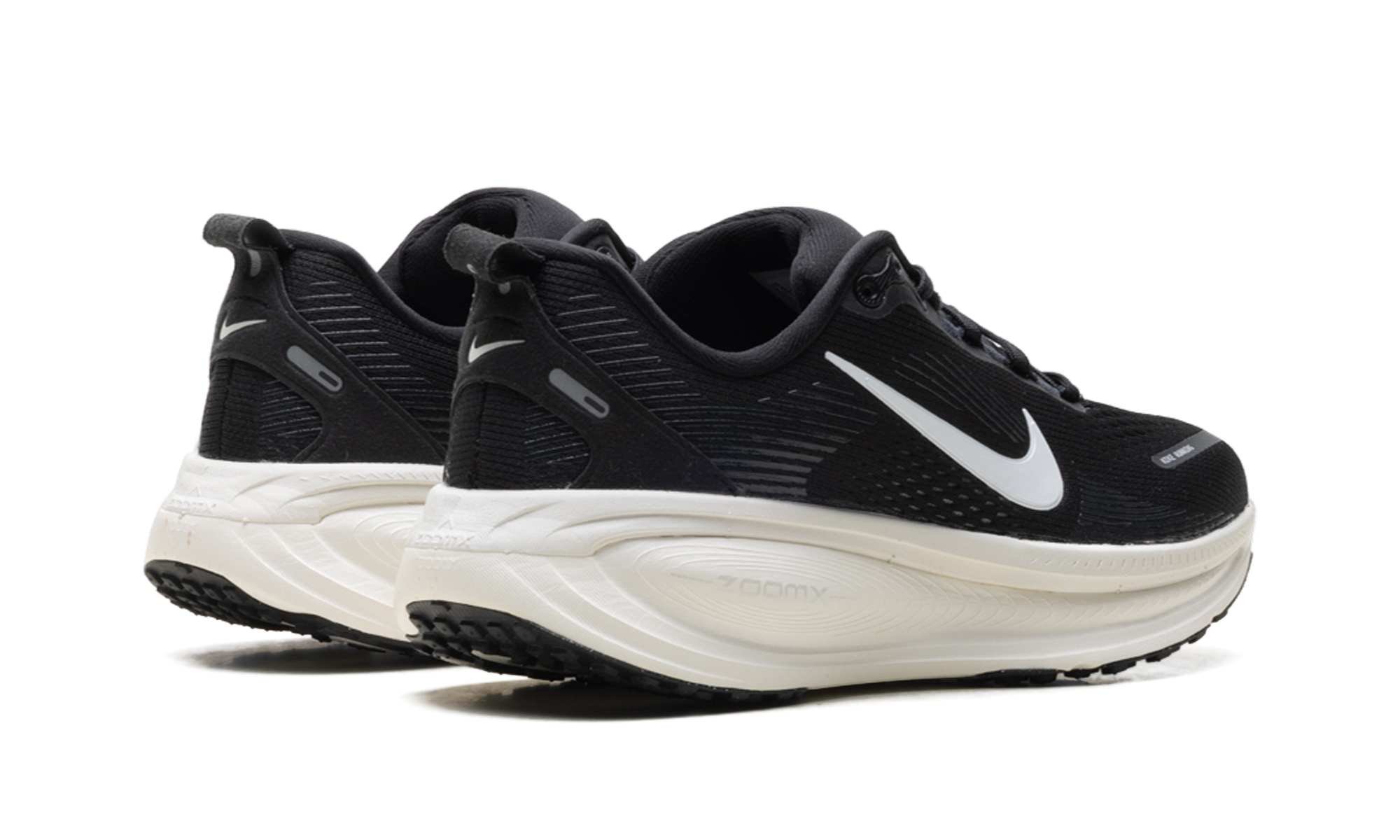 Vomero 18 WMNS"Black Summit White" HM6804 005