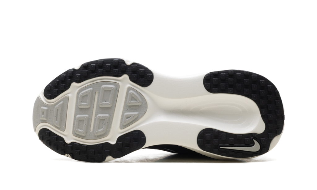 Vomero 18 WMNS"Black Summit White" HM6804 005
