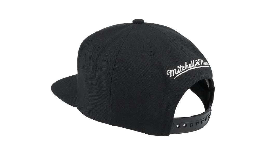 NBA Evergreen Black White Snapback Cap "Chicago Bulls - Black" HS8547 CBUBLCK