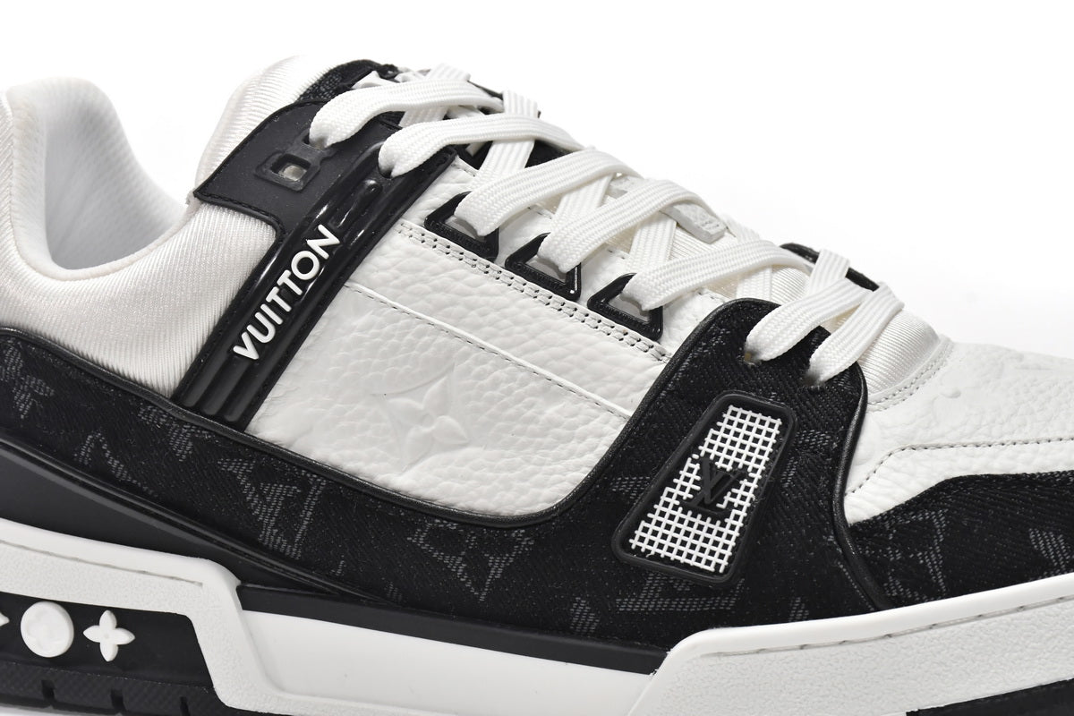 Trainer Black White
