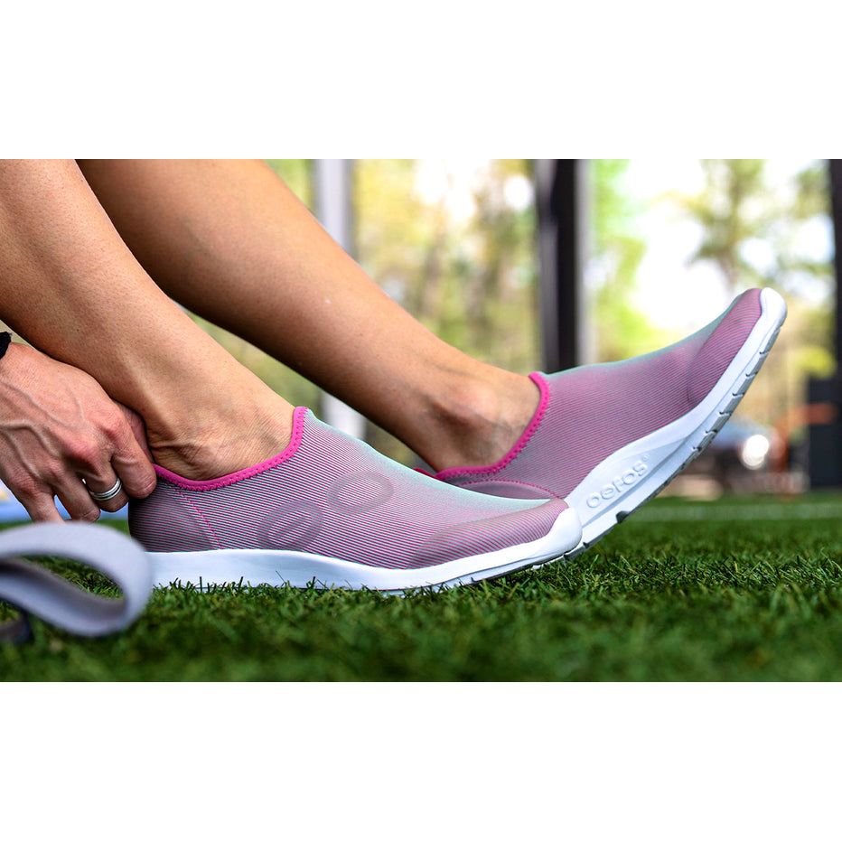 Women's OOmg Sport Low Shoe in White/Fuschia