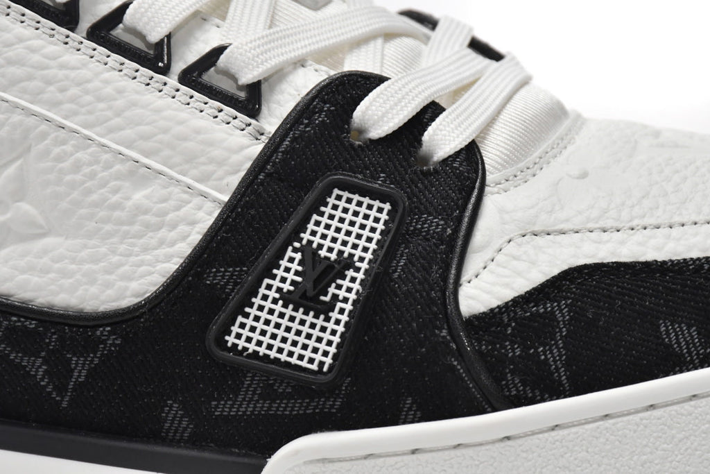 Trainer Black White