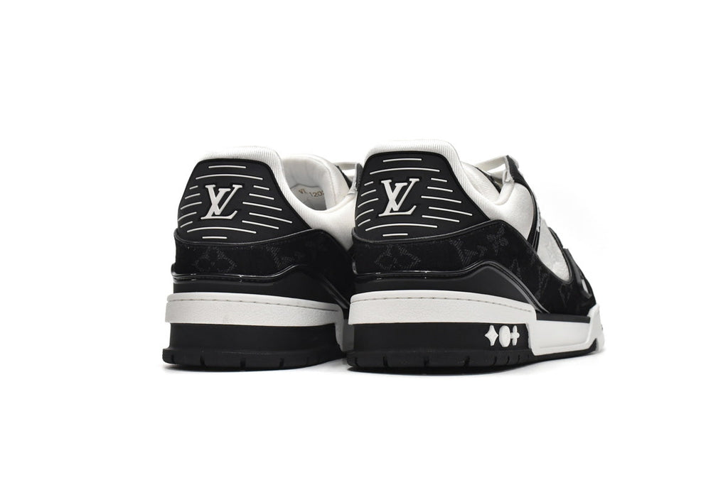 Trainer Black White